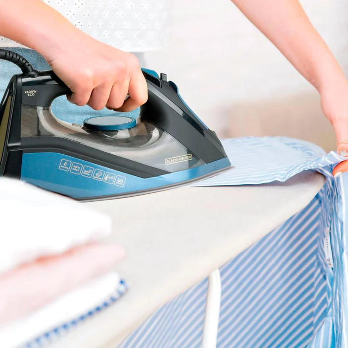 Утюг Black+Decker BXIR2801E