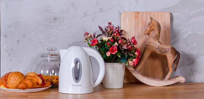 Чайник электрический Starwind SKP2211 1.7л. 