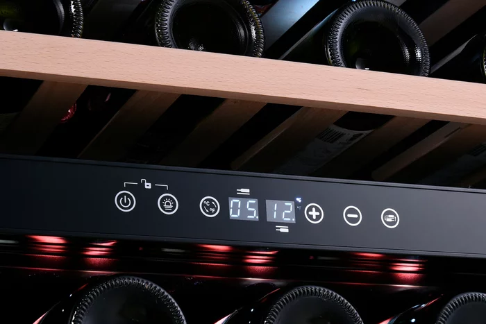 Винный шкаф Temptech VWCR46DB82