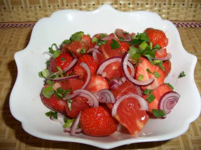 Салат с помидорами и клубникой