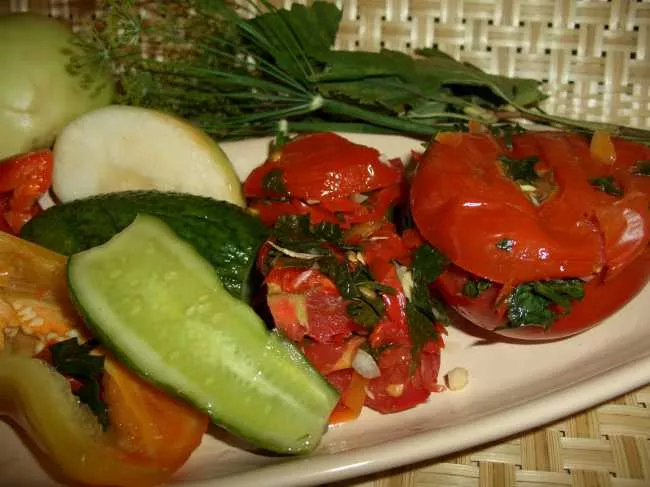 Салат из сезонных овощей, быстрого маринования