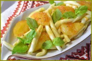 Паста под сладкой клубникой