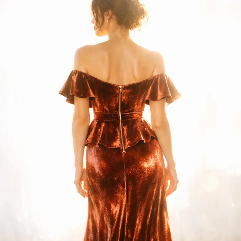 Бархатные платья макси: роскошь и элегантность в одном образе