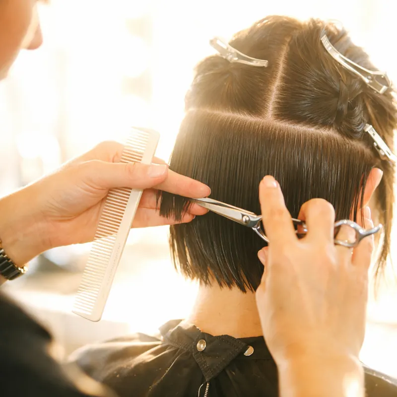 Секреты мастерства парикмахера: как создавать стрижки, которые меняют жизнь