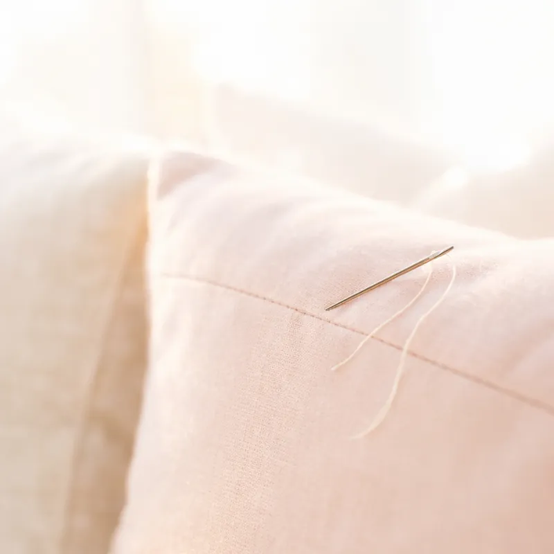 Секреты создания идеальных декоративных подушек и магия незаметного потайного шва