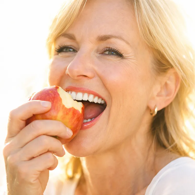 Съемные протезы на имплантах как полная реабилитация улыбки и жевательной функции