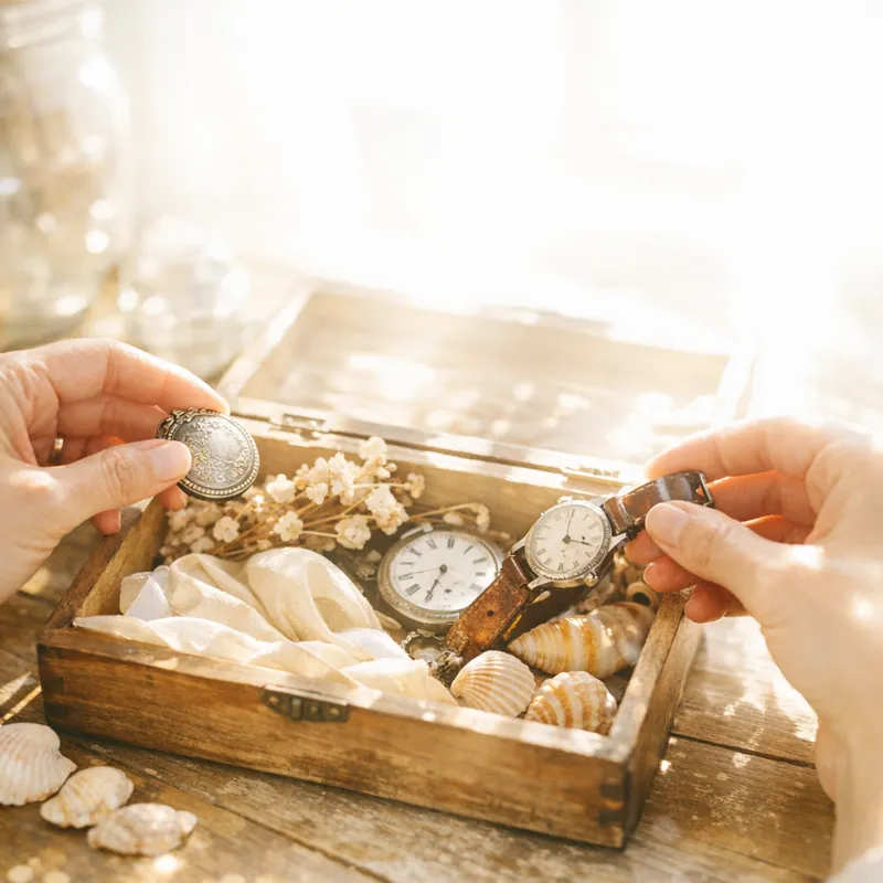 Вещи, которые нельзя выбросить: как разобраться с памятными предметами без боли