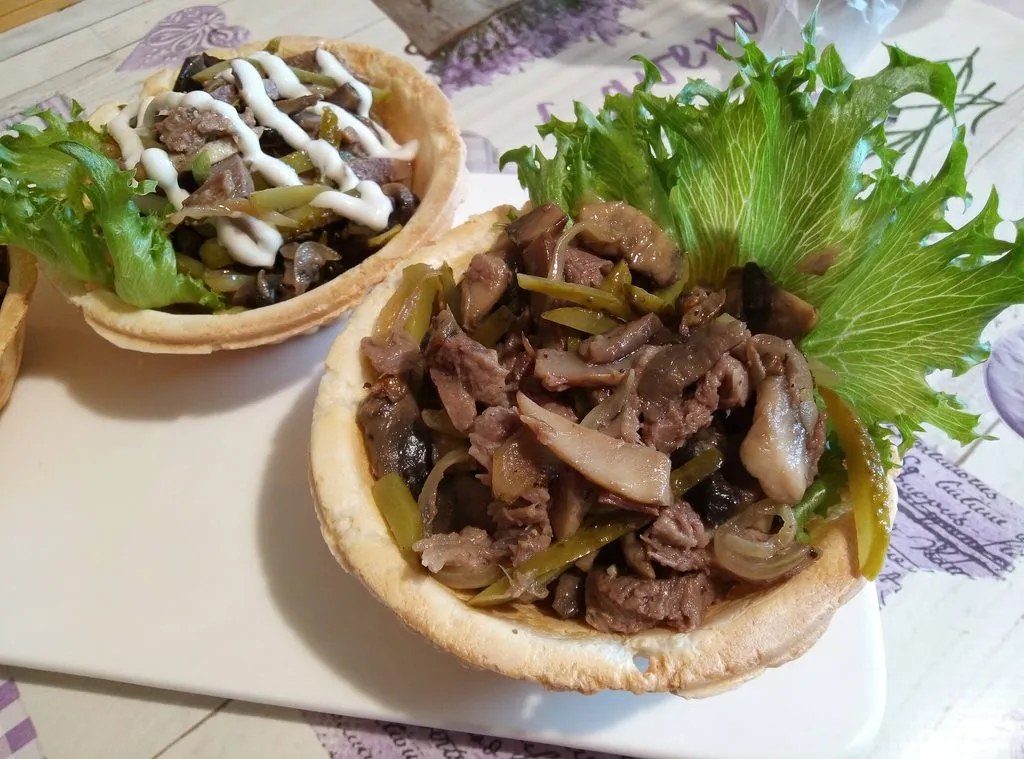 Салат из языка с грибами