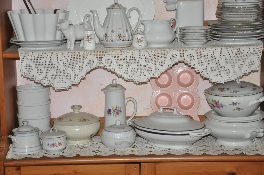 Наши коллекции сувенирной посуды и статуэток