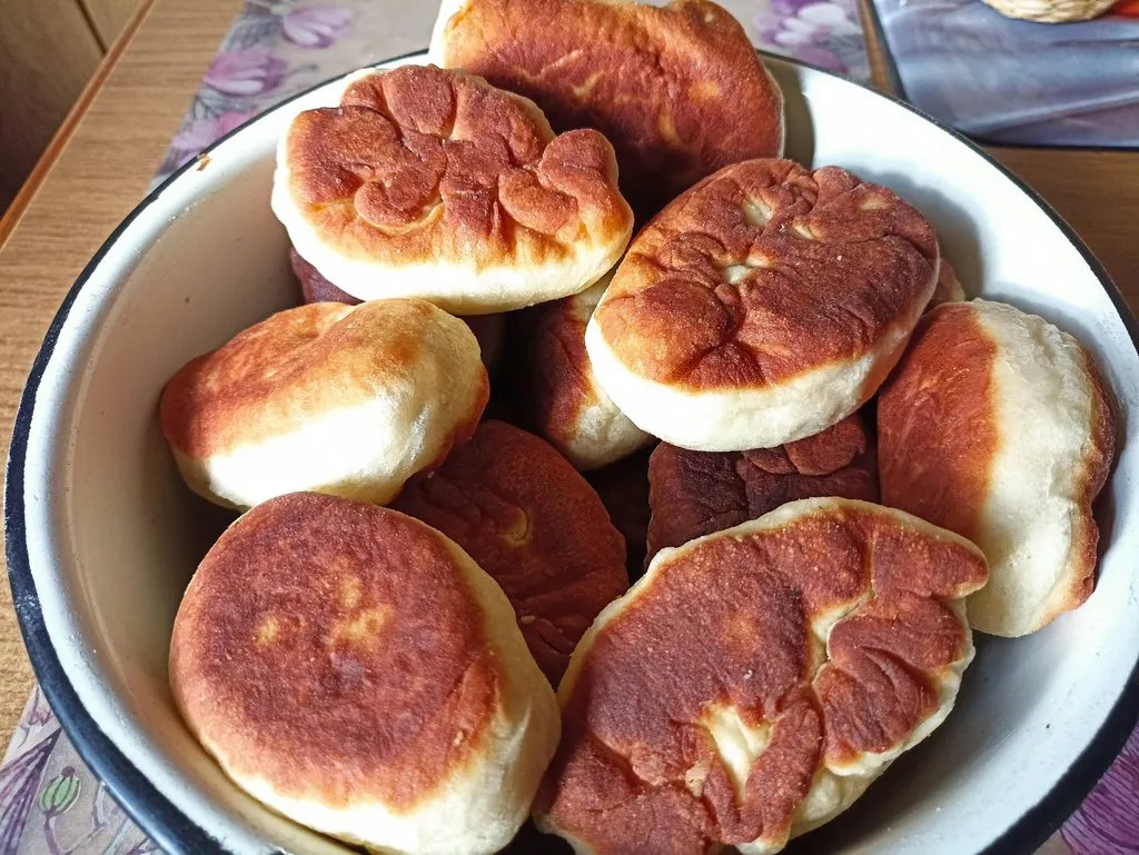 Пирожки жареные с любой начинкой (на живых дрожжах)