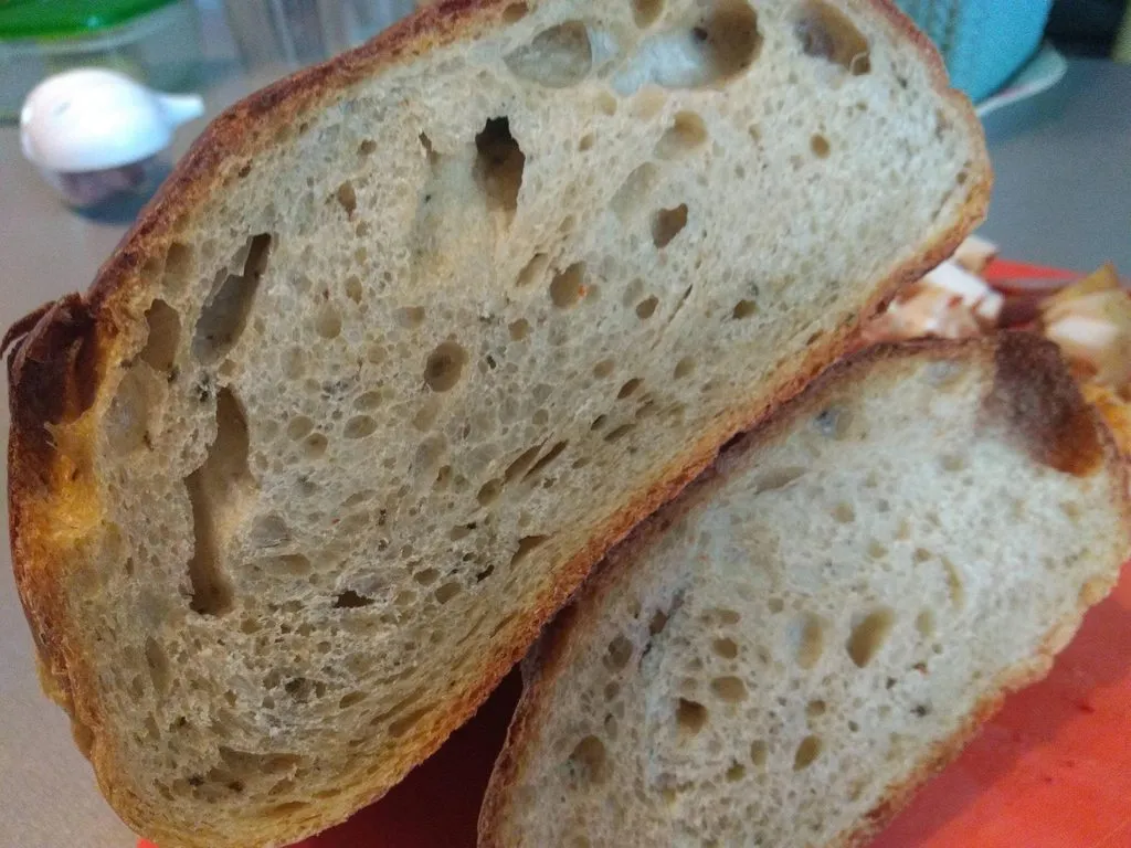 Лепёшка на огуречном рассоле с тимьяном и сыром