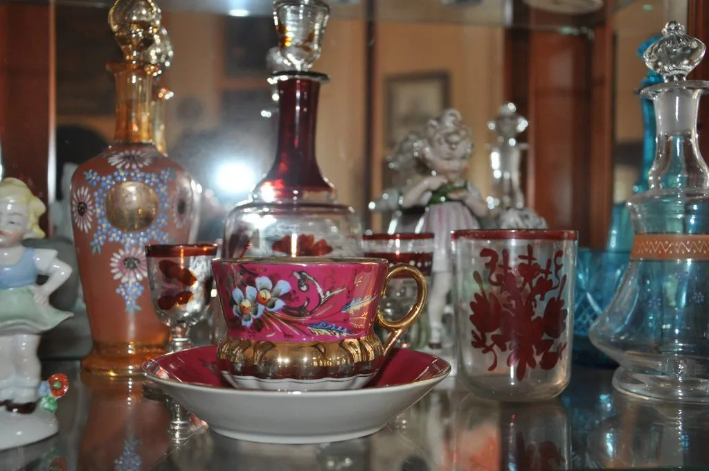 Наши коллекции сувенирной посуды и статуэток