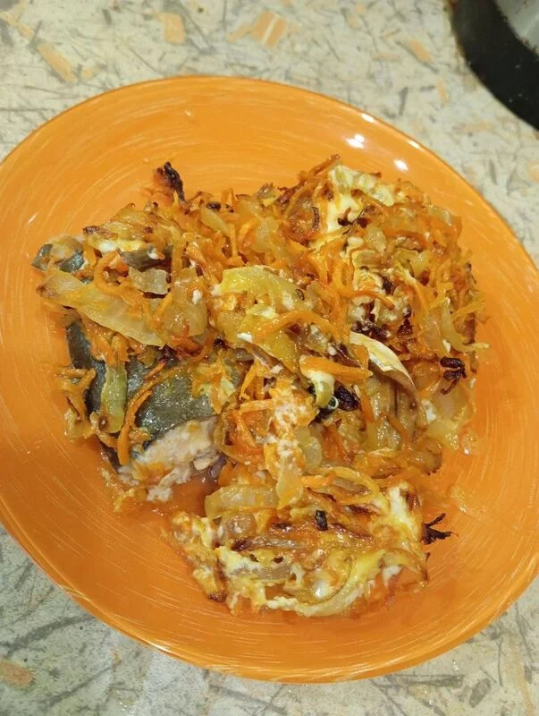 Горбуша запеченная под овощной шубкой