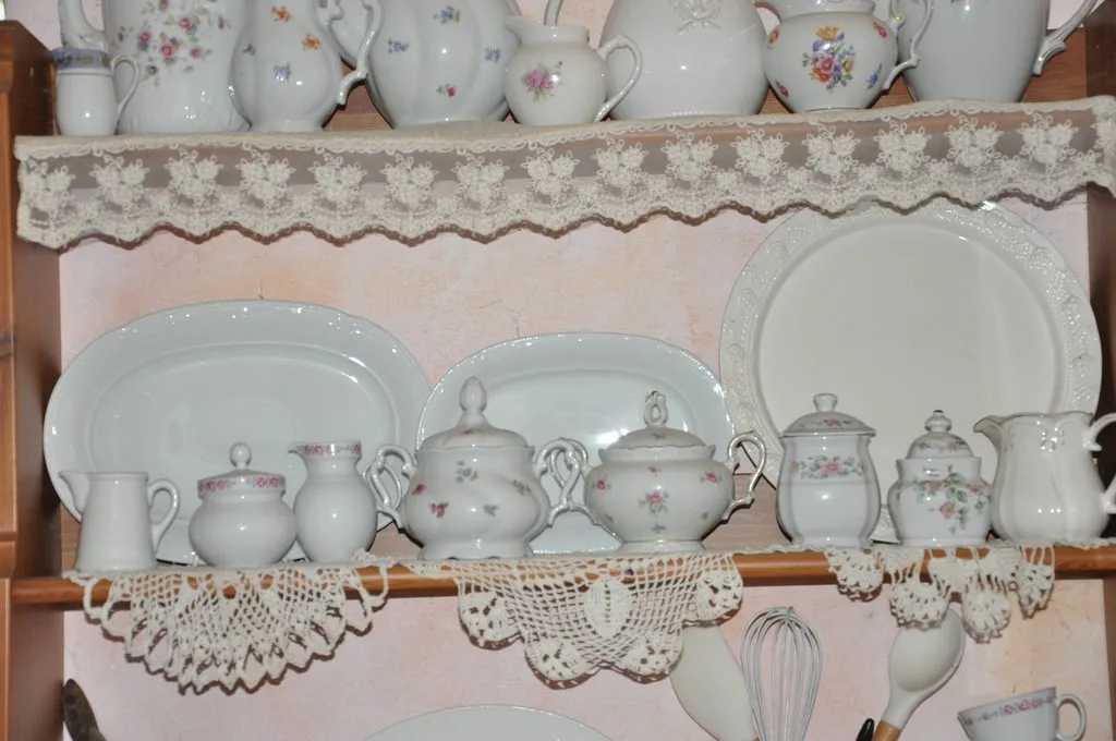 Наши коллекции сувенирной посуды и статуэток