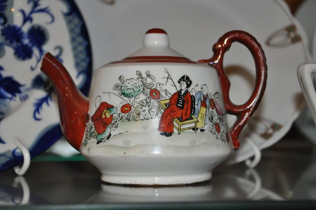 Наши коллекции сувенирной посуды и статуэток