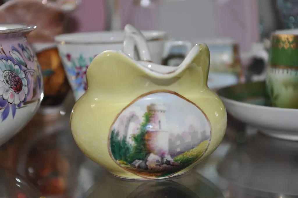 Наши коллекции сувенирной посуды и статуэток