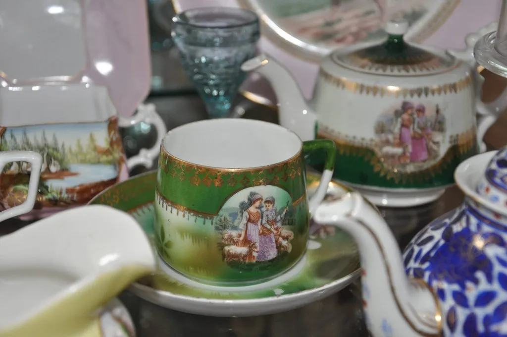 Наши коллекции сувенирной посуды и статуэток