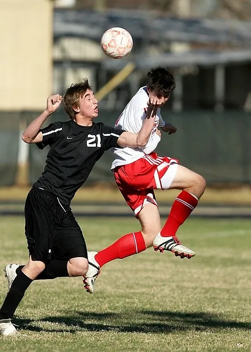Оценки безопасности использования головы в молодежном футболе