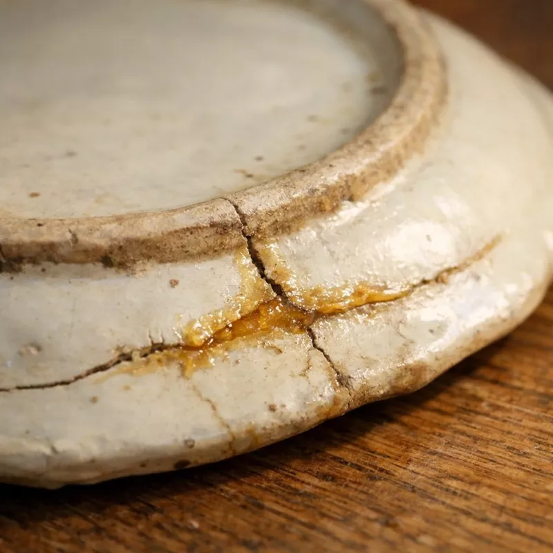 Фарфор с дефектом: стоит ли игнорировать следы времени