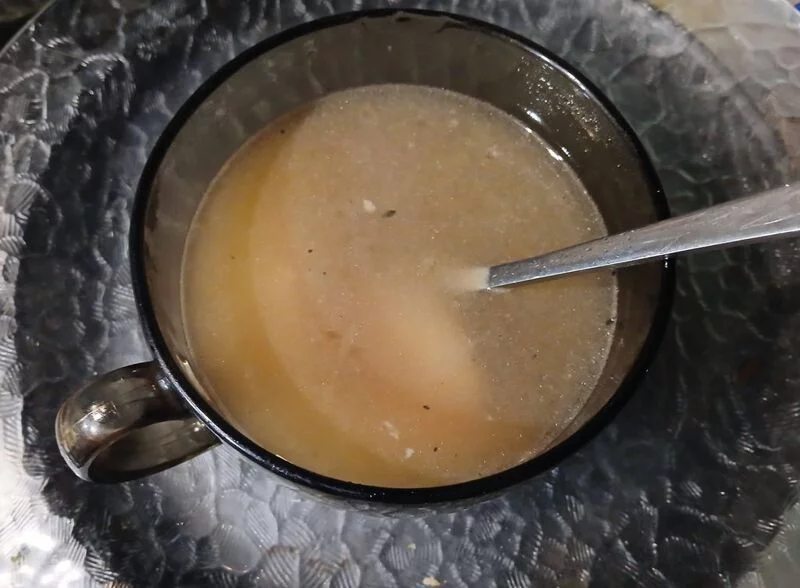 Бульон куриный прозрачный с блинами, начиненными кашей