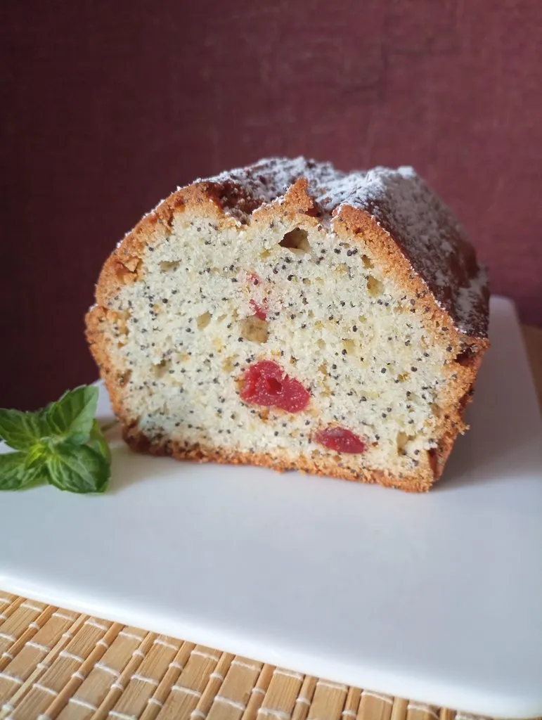 Кекс с маком и вишней