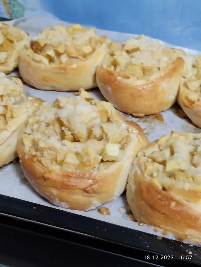 Яблочные Синнабоны со штройзелем и кофейной глазурью
