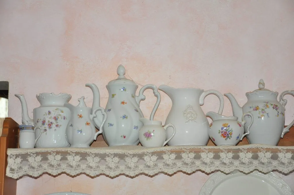 Наши коллекции сувенирной посуды и статуэток