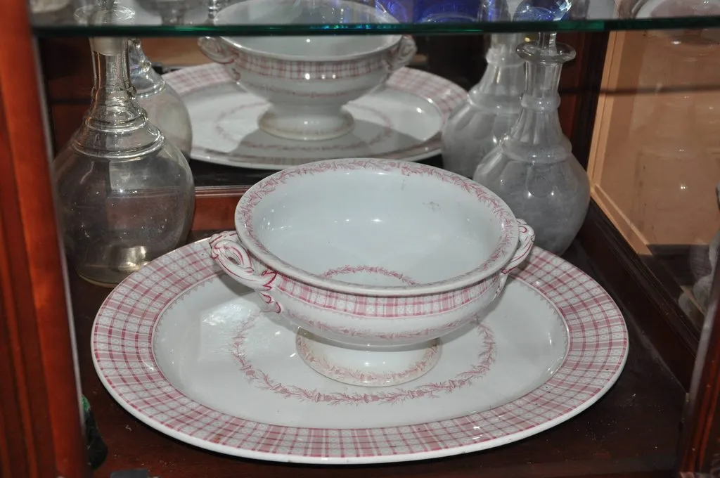 Наши коллекции сувенирной посуды и статуэток