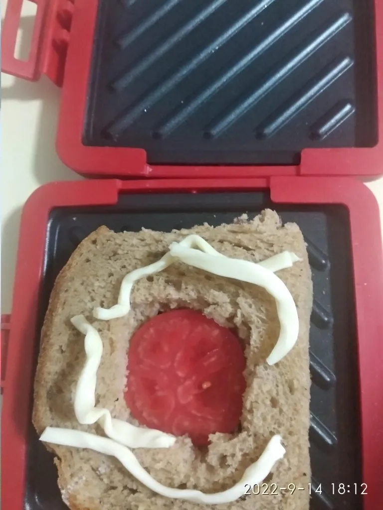 Сэндвич с яйцом, беконом и сыром в Panini Maker Kitfort