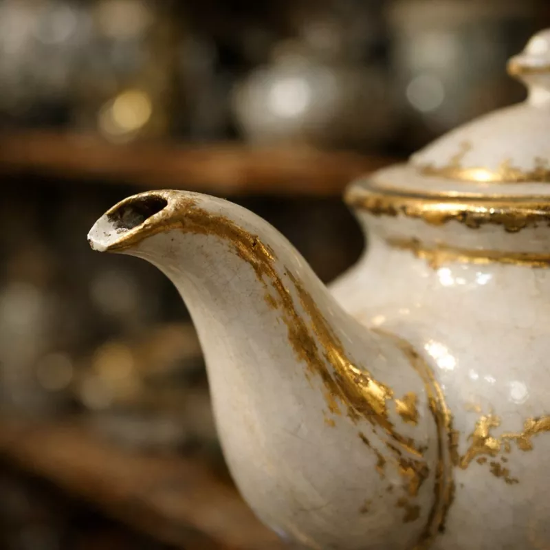 Фарфор с дефектом: стоит ли игнорировать следы времени