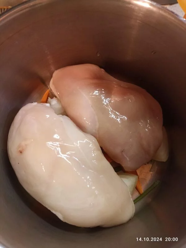 Бульон куриный прозрачный с блинами, начиненными кашей