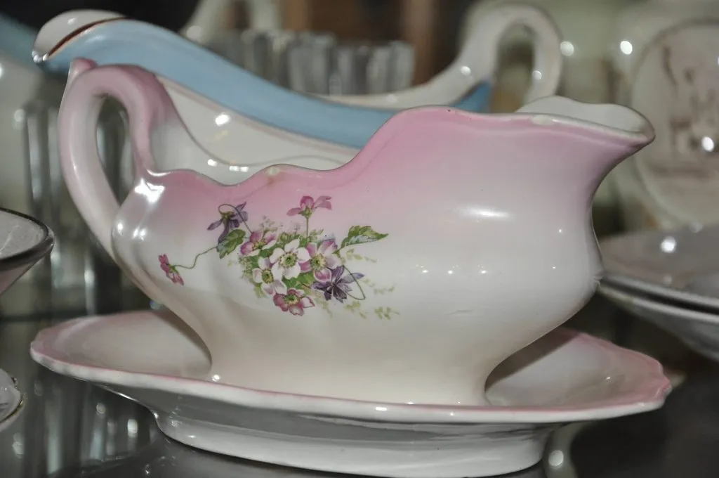 Наши коллекции сувенирной посуды и статуэток