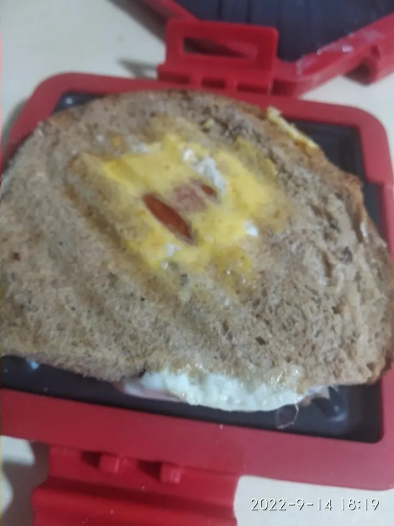 Сэндвич с яйцом, беконом и сыром в Panini Maker Kitfort