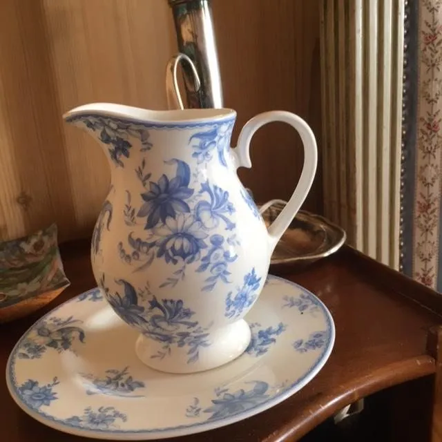 Наши коллекции сувенирной посуды и статуэток