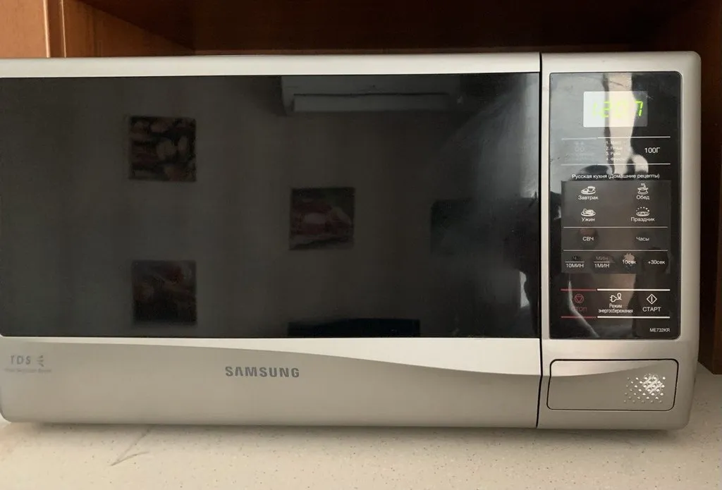 Продам: Микроволновую печь samsung ME732KR