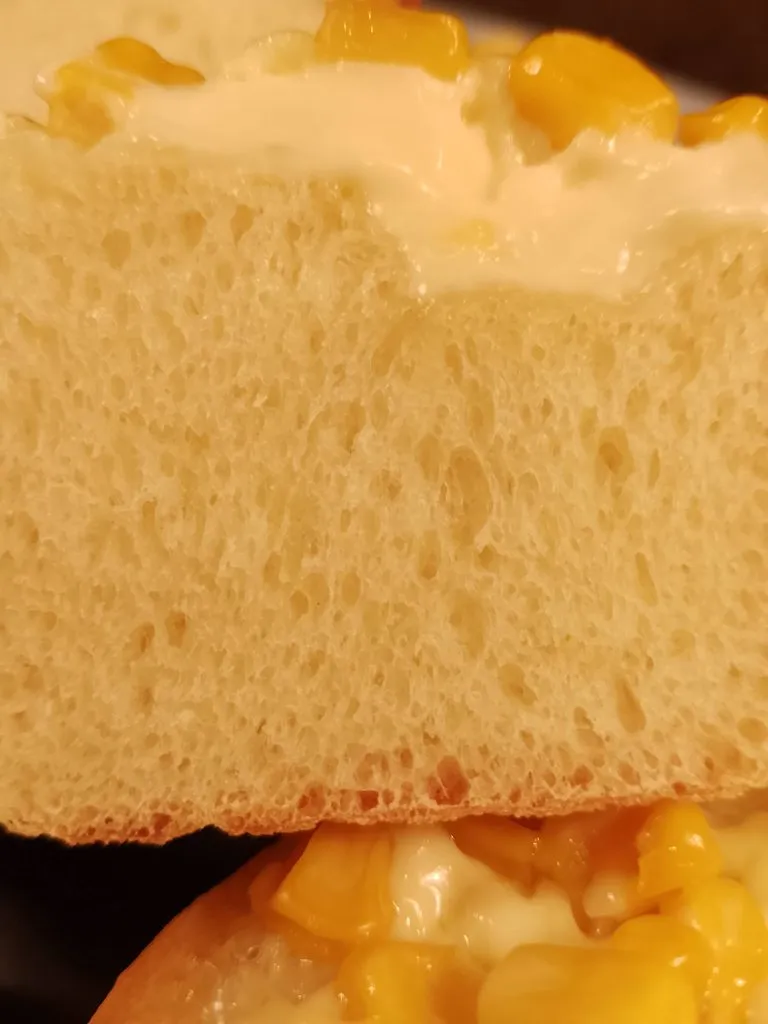 Популярный японский хлеб с кукурузой и майонезом