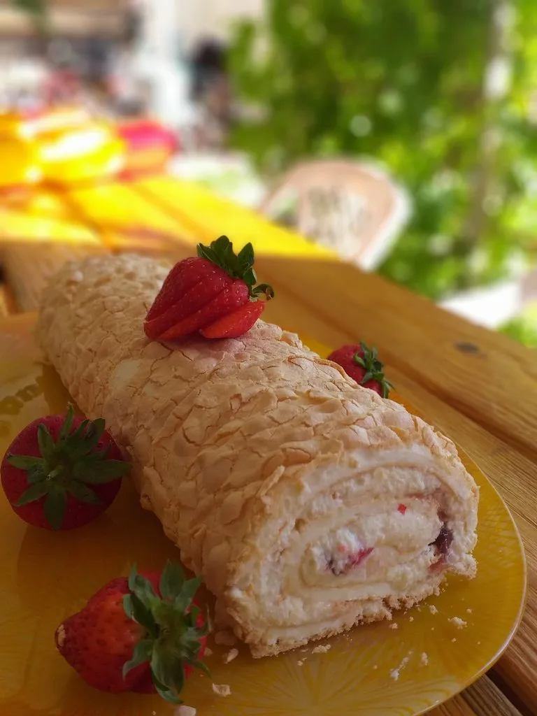 Меренговый рулет с лимонным курдом и клубникой (+видео)