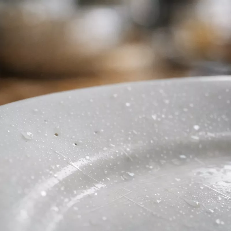 Стоит ли покупать фарфоровую посуду с браком