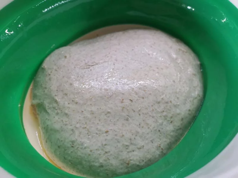 Деревенский пшеничный хлеб (Pane Bigio) в духовке