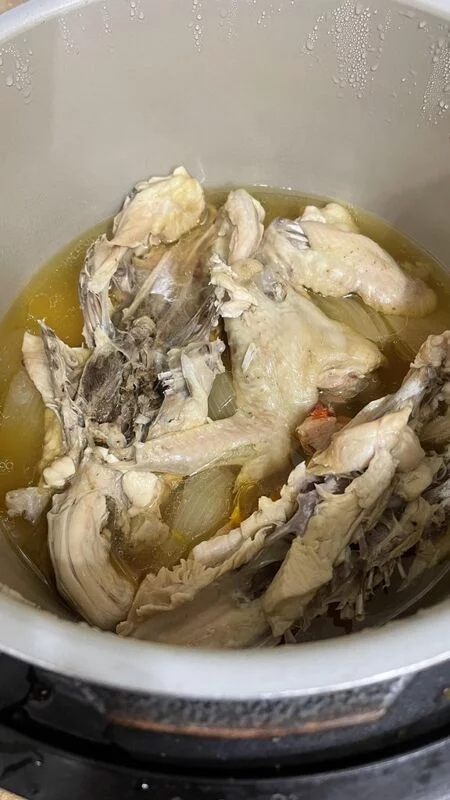 Бульон куриный прозрачный с блинами, начиненными кашей