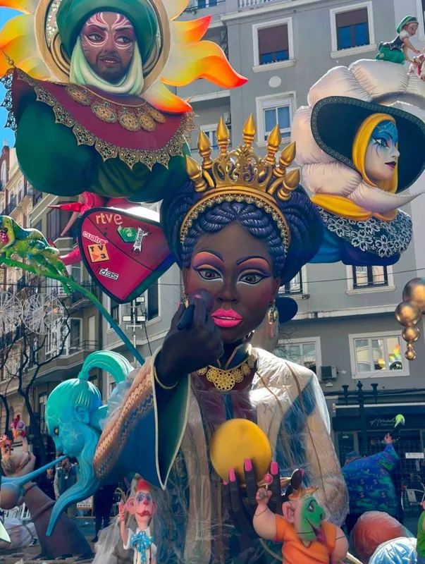 Фальяс  (Les Falles) - праздник огня в Валенсии 