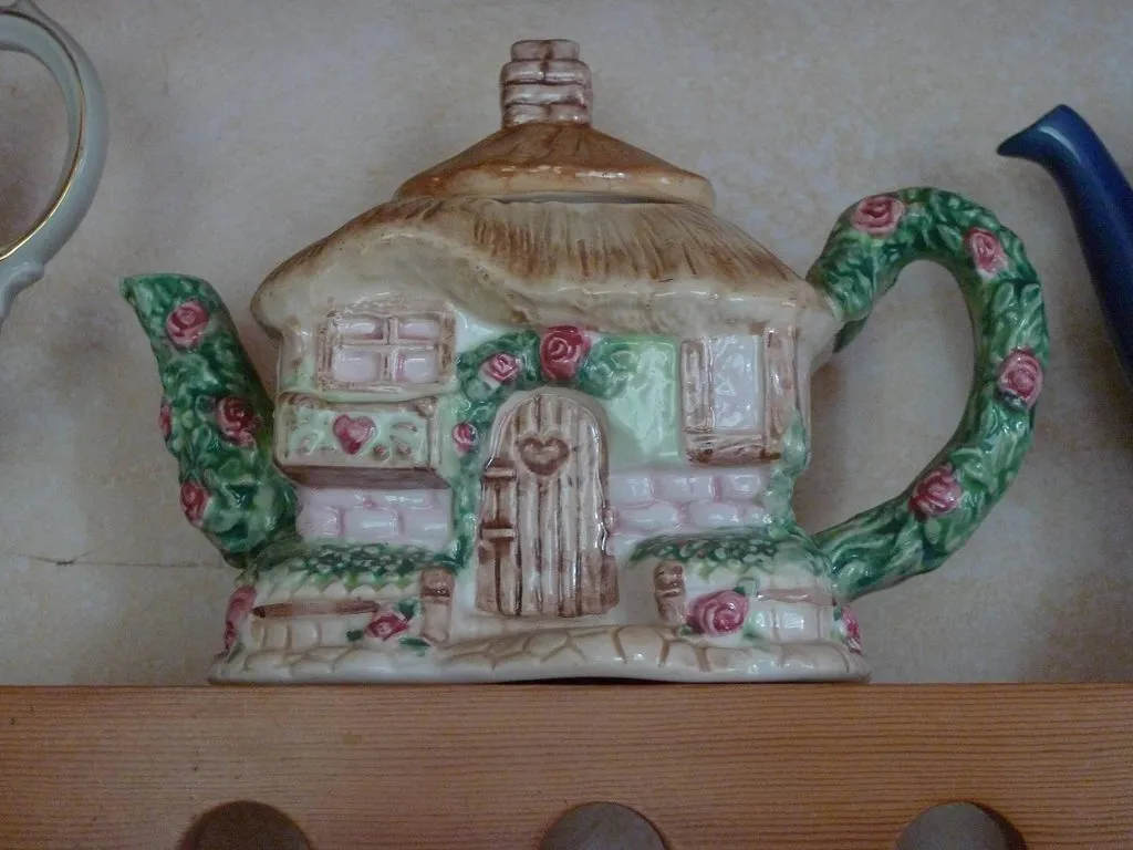 Наши коллекции сувенирной посуды и статуэток