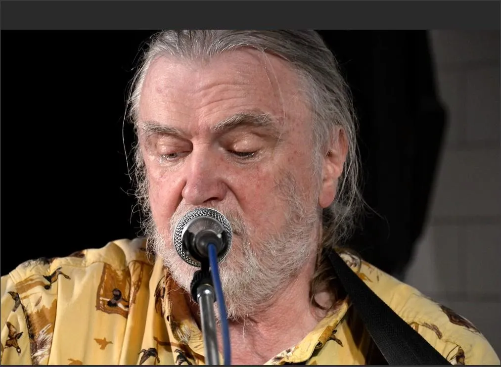 Музыка исполнителя (композитора, поэта-песенника) в его день рождения или событийную годовщину