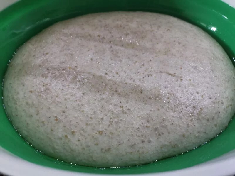 Деревенский пшеничный хлеб (Pane Bigio) в духовке