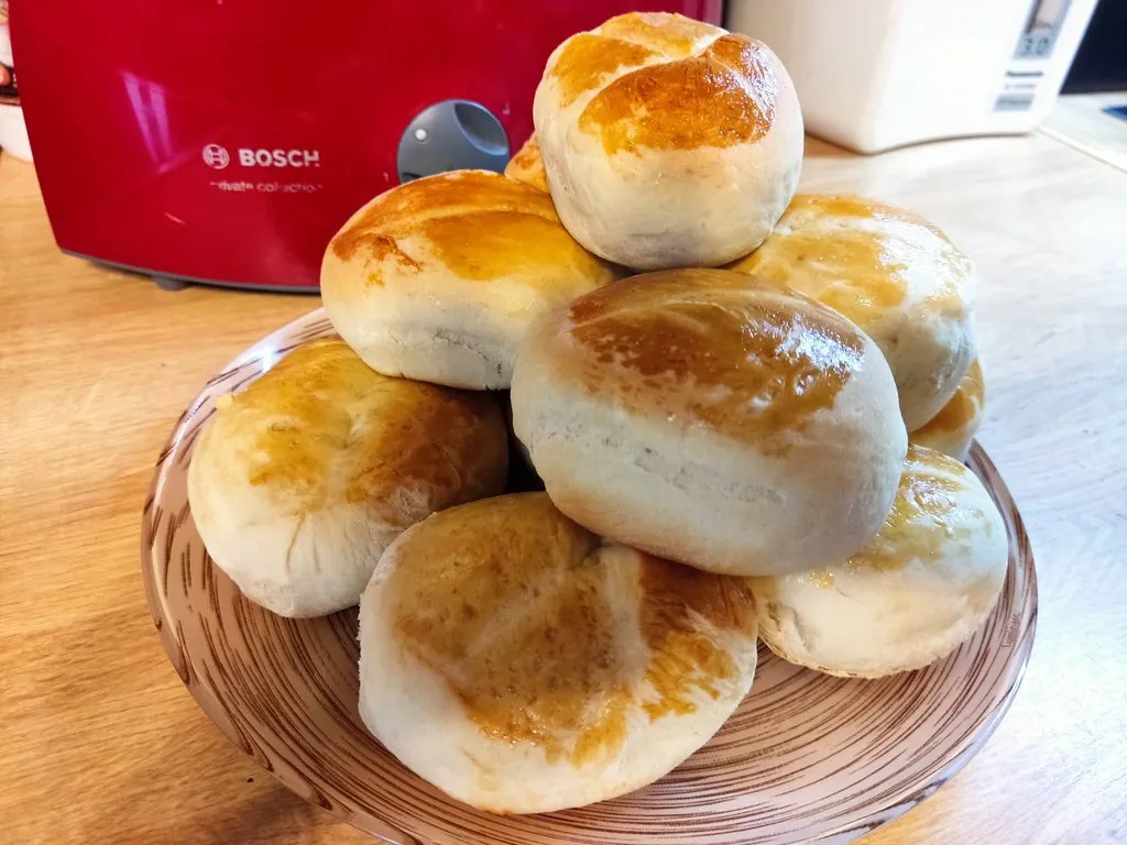 Пшеничные хлебные булочки на кефире