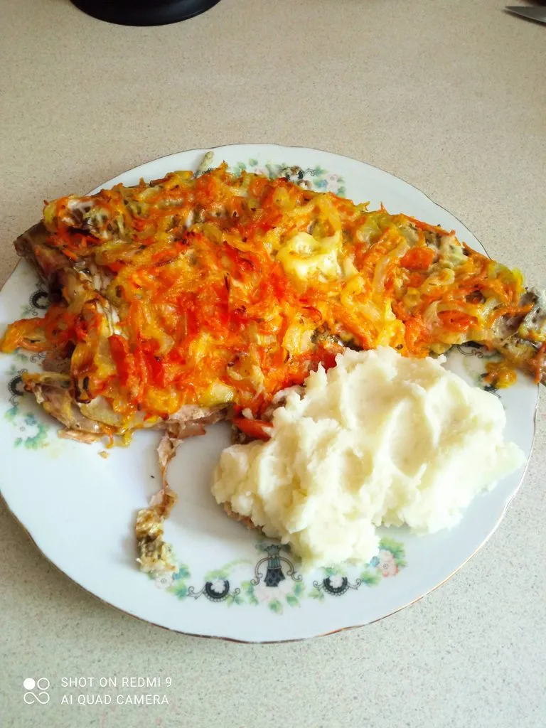 Лещи под луково-морковной шубкой