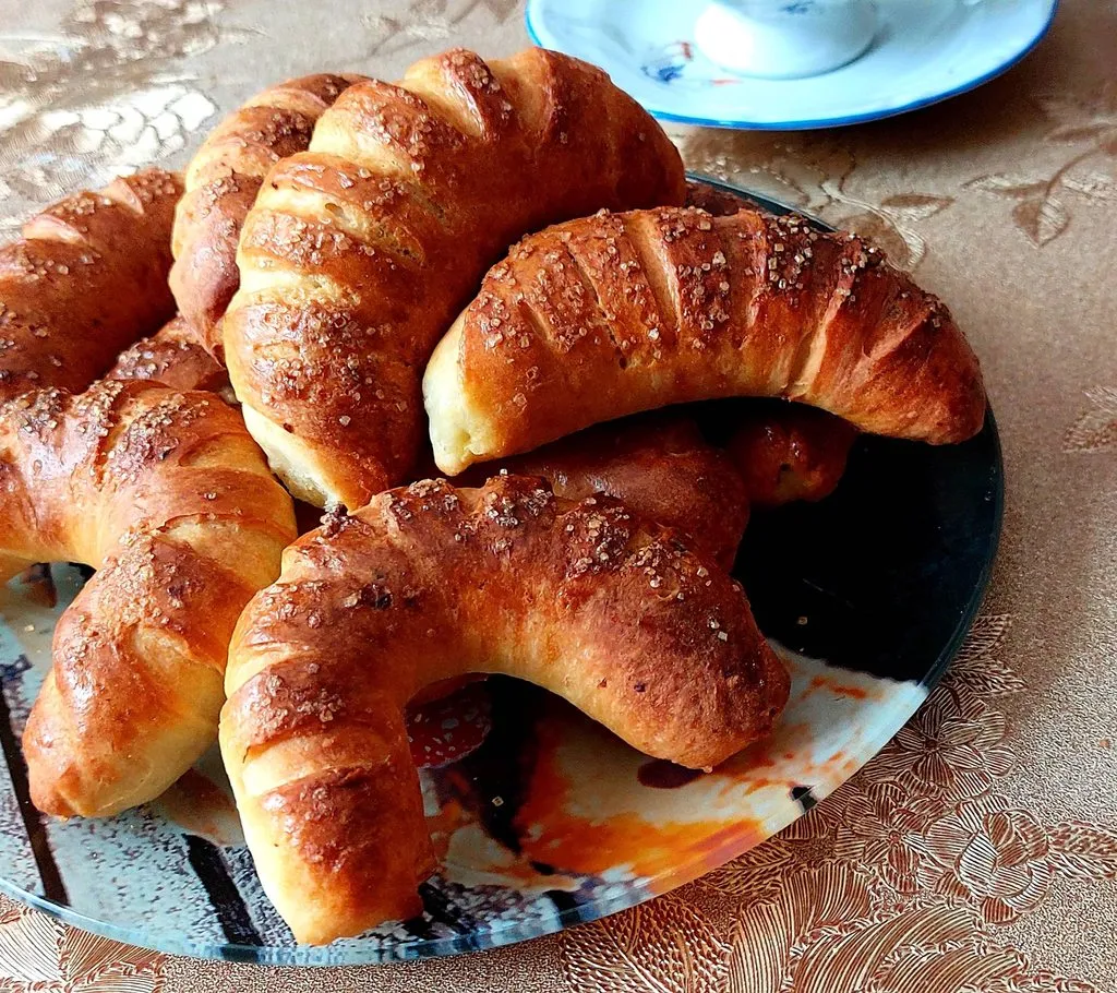 Рогалики творожные с фруктовой начинкой