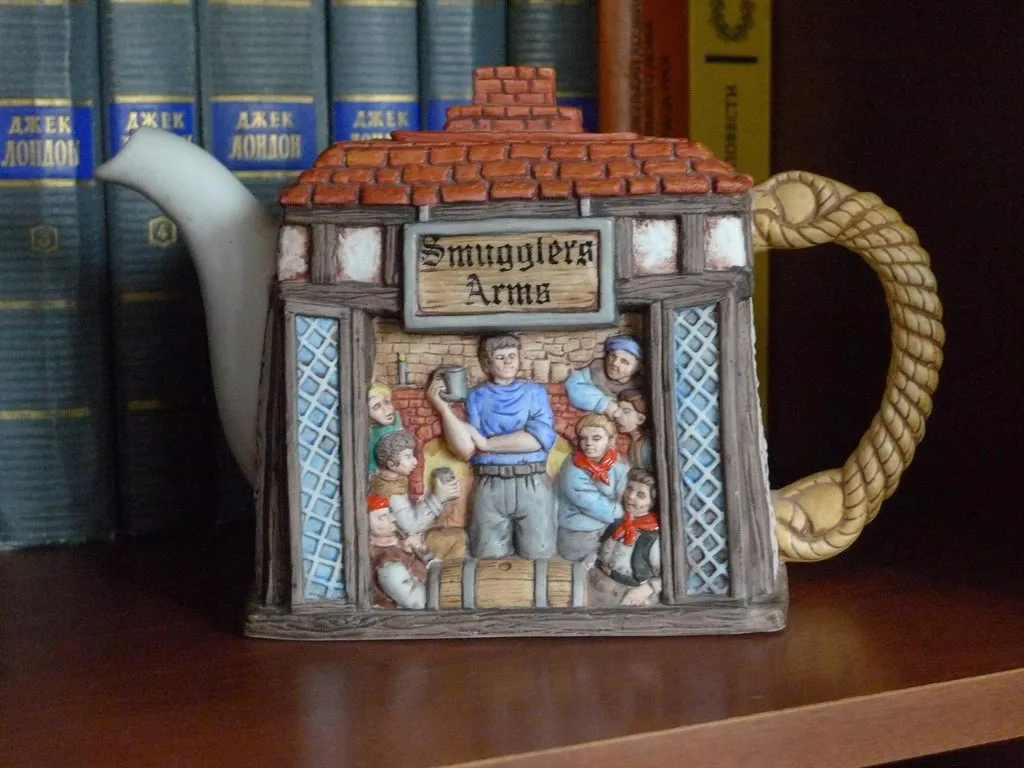 Наши коллекции сувенирной посуды и статуэток