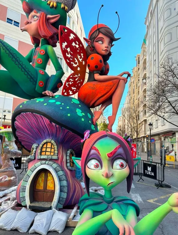 Фальяс  (Les Falles) - праздник огня в Валенсии 