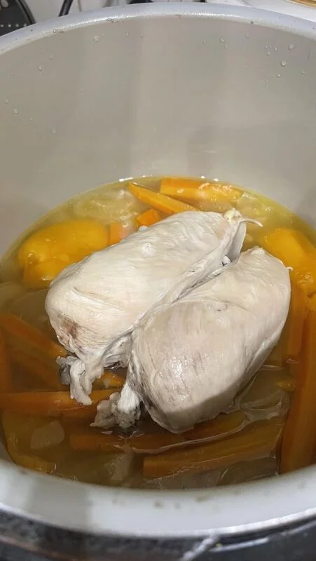 Бульон куриный прозрачный с блинами, начиненными кашей